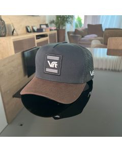 VRT059_-_Bone_VRT_Trucker_Brim_preto_aba_marrom.jpeg