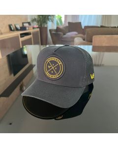VRT063_-_Bone_Vrt_Trucker_brim_preto_patch_Silk_amarelo_Aba_inferior_amarelo.jpeg