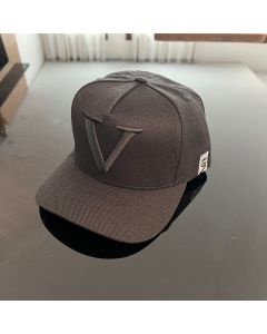 Bone VRT All Black Linha Mônaco , detalhe da Letra V bordada em Alto Relevo