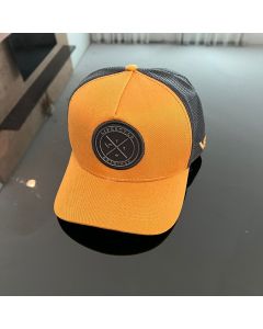 Bone Linha Brasão VRT cor Caramelo com tela Preta e brasão preto