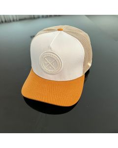 Bone Linha Brasão VRT cor branca , aba Caramelo com tela bege
