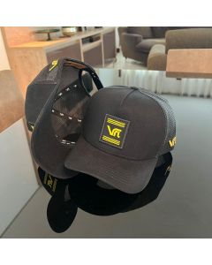 Boné Trucker confort preto com detalhes amarelo