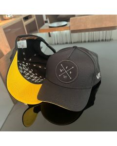 Bone Trucker VRT preto com aba inferior amarelo ouro todo fechado em tecido brim atras